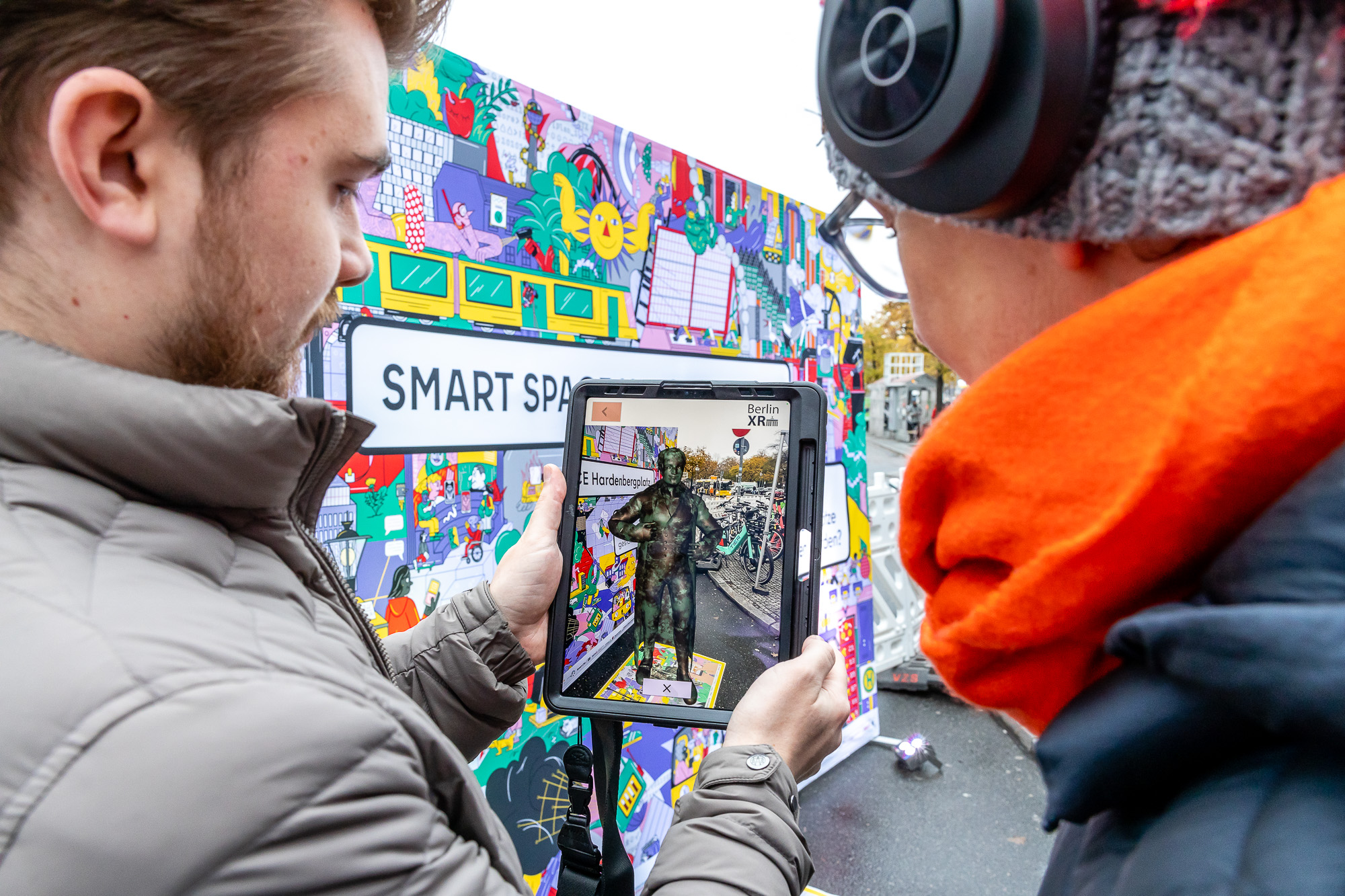 Zwei Personen sehen sichauf einem Tablet Karl August von Hardenberg als Avatar in einer Augmented Reality Experience an