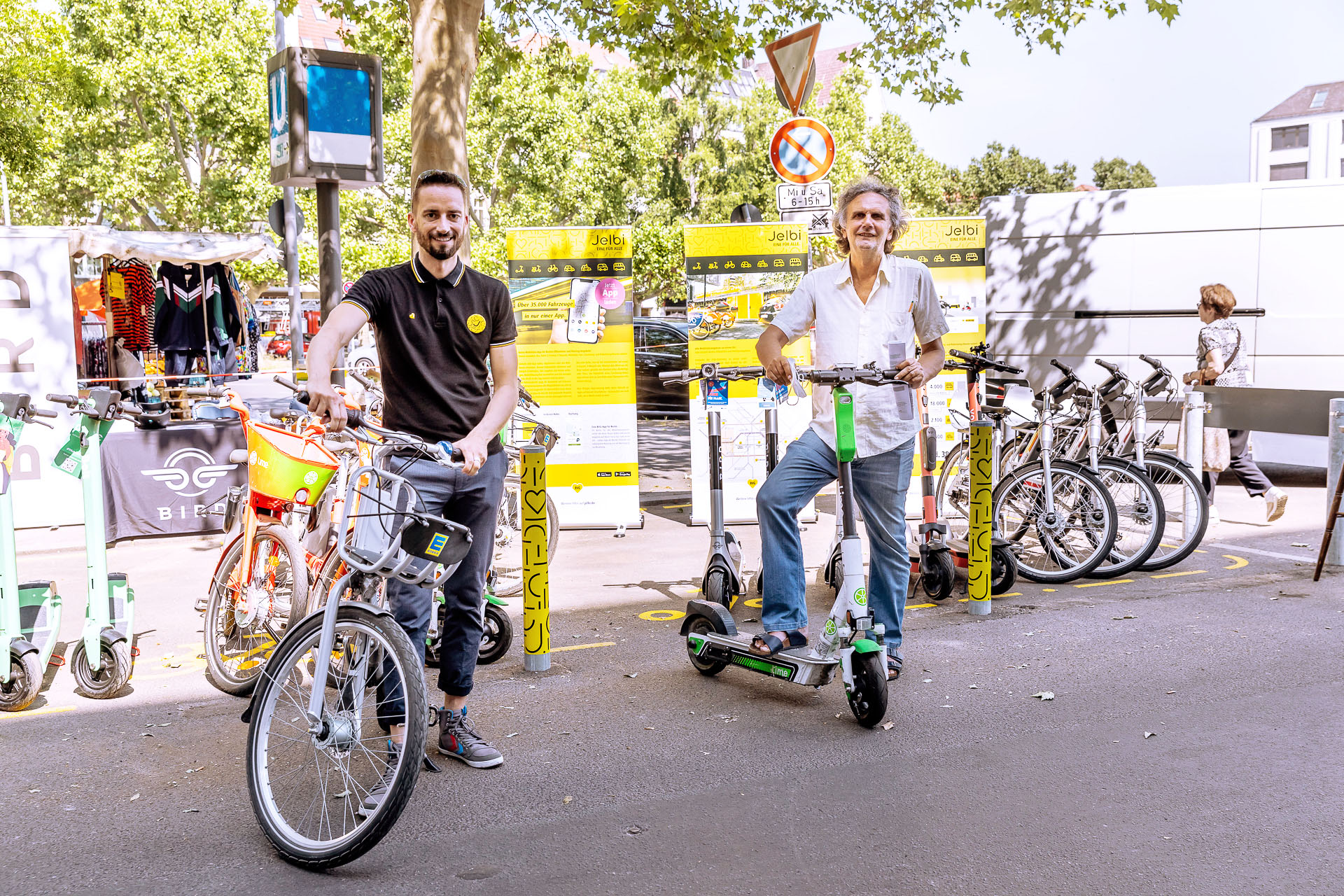 Michael Bartnik und Oliver Schruoffenegger stehen vor der mieri-mobil Mobilitätsstation,